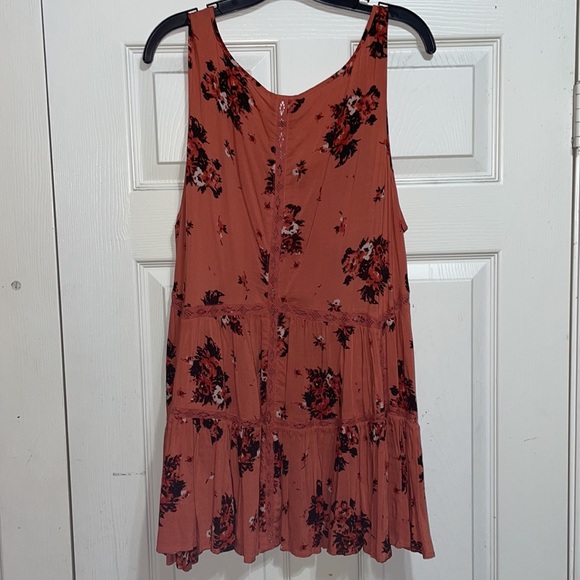 Adorable Torrid floral tank - Picture 3 of 3